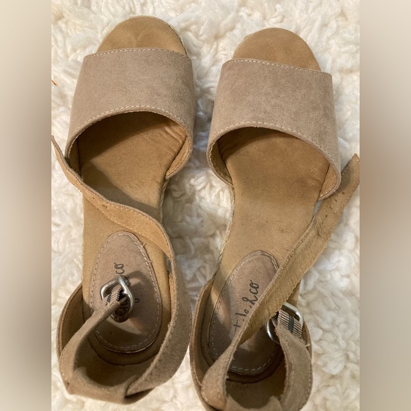 Style & Co  2 1/2 inch wedge heels in tan. Great condition. Size 6 1/2. - Picture 2 of 4